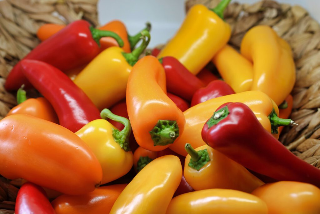 Paprika soep met tortilla chips en kaas