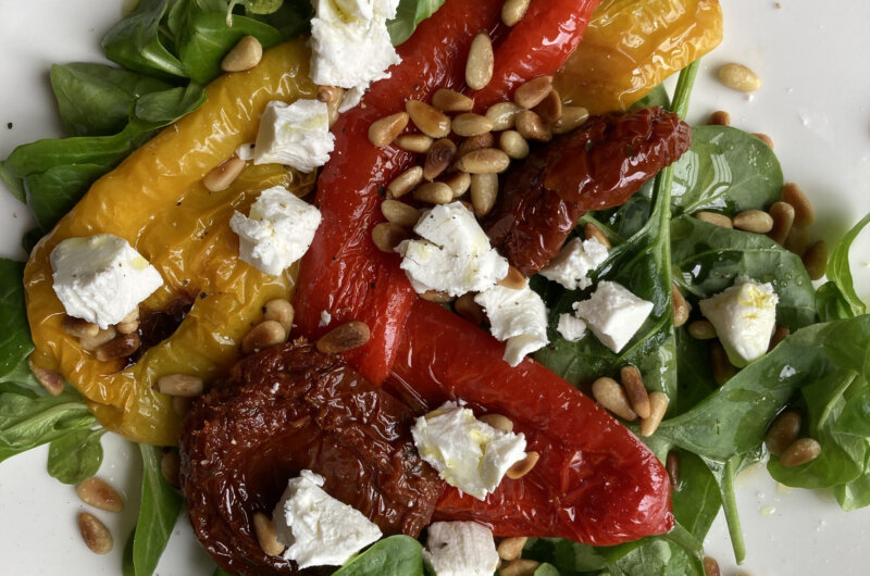 Salade met geroosterde puntpaprika, tomaatjes en geitenkaas