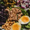 Tonijnsalade - salade met tonijn, uitjes, augurkjes, ei en rode kool