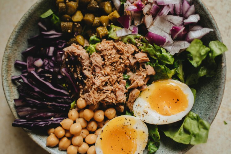 Tonijnsalade - salade met tonijn, uitjes, augurkjes, ei en rode kool