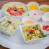 Frisse salade met appel, prei, ei, slasaus, mais