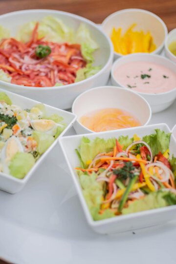 Frisse salade met appel, prei, ei, slasaus, mais