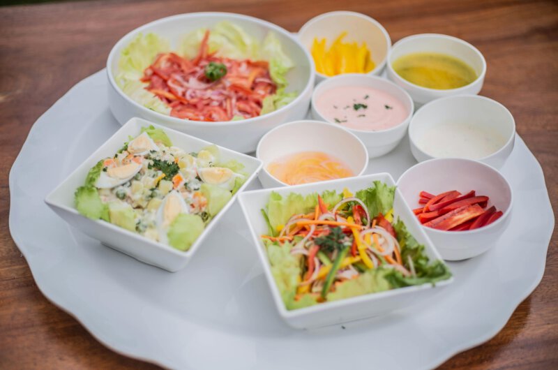Salade met appel, prei, ei en mais
